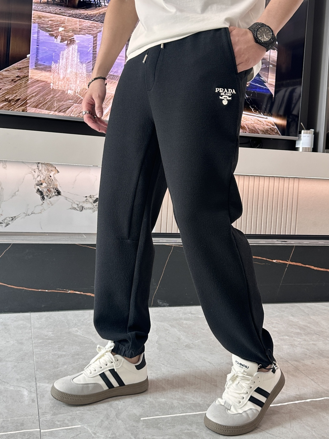 Prad 2026春夏新款铜氨丝莫代尔空气层休闲卫裤，裤身上刺绣标志性品牌标识，客供定制品牌刻印五金配件