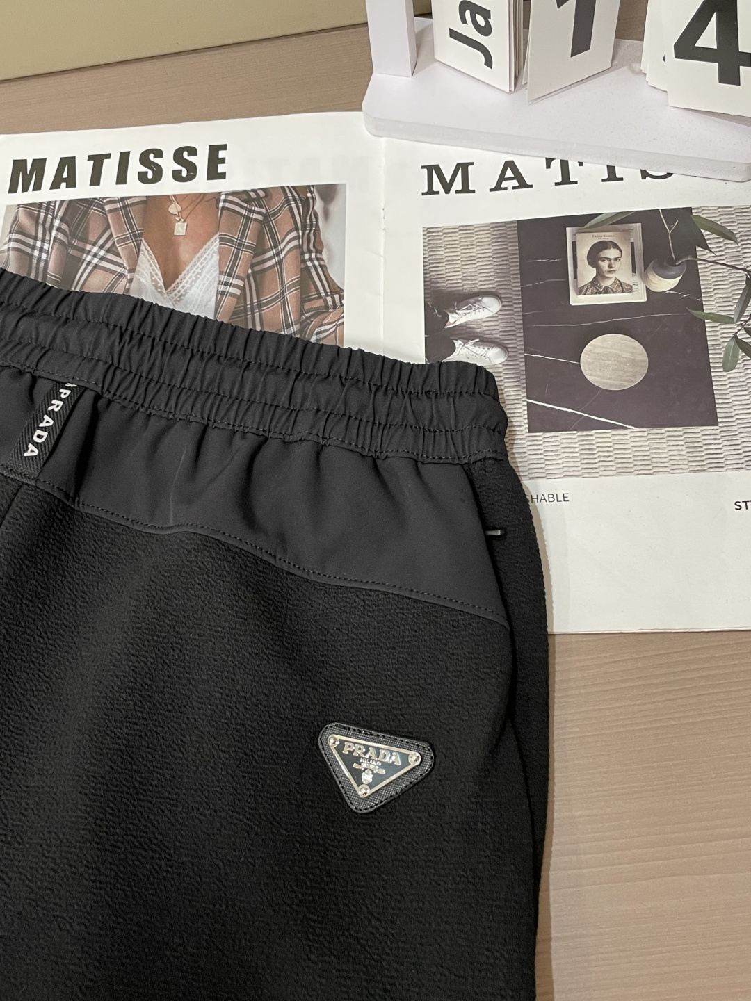 Prad 2026春夏新款铜氨丝莫代尔空气层休闲卫裤，裤身上刺绣标志性品牌标识，客供定制品牌刻印五金配件