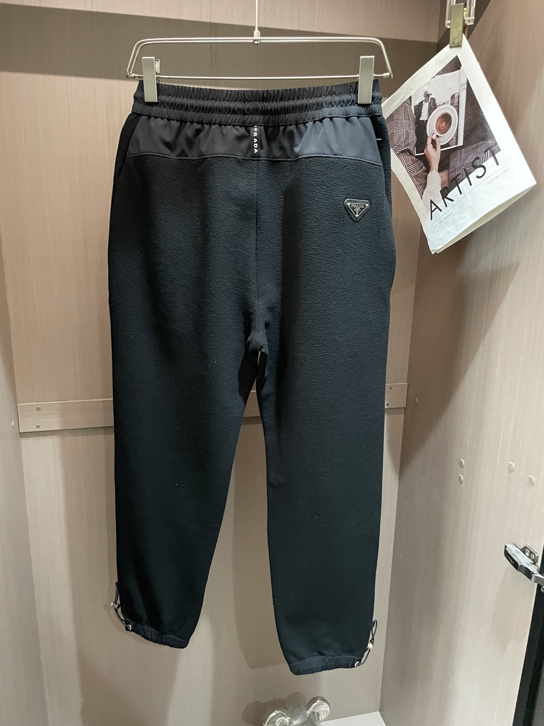 Prad 2026春夏新款铜氨丝莫代尔空气层休闲卫裤，裤身上刺绣标志性品牌标识，客供定制品牌刻印五金配件