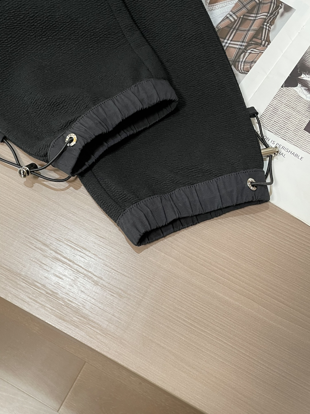 Prad 2026春夏新款铜氨丝莫代尔空气层休闲卫裤，裤身上刺绣标志性品牌标识，客供定制品牌刻印五金配件