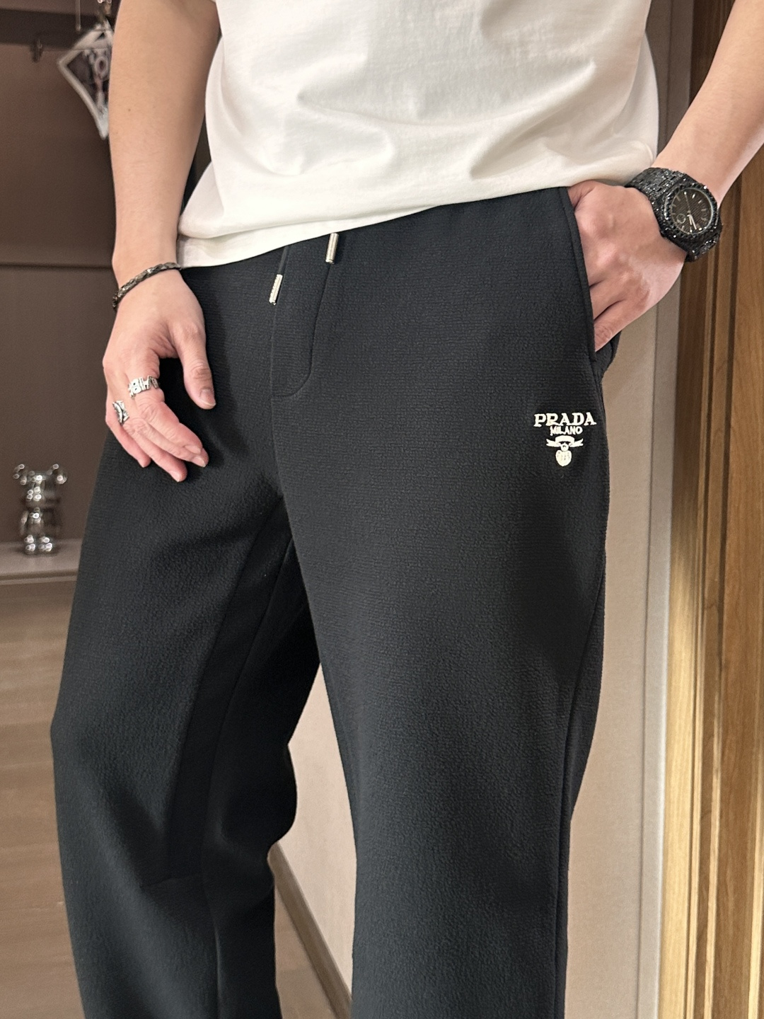 Prad 2026春夏新款铜氨丝莫代尔空气层休闲卫裤，裤身上刺绣标志性品牌标识，客供定制品牌刻印五金配件
