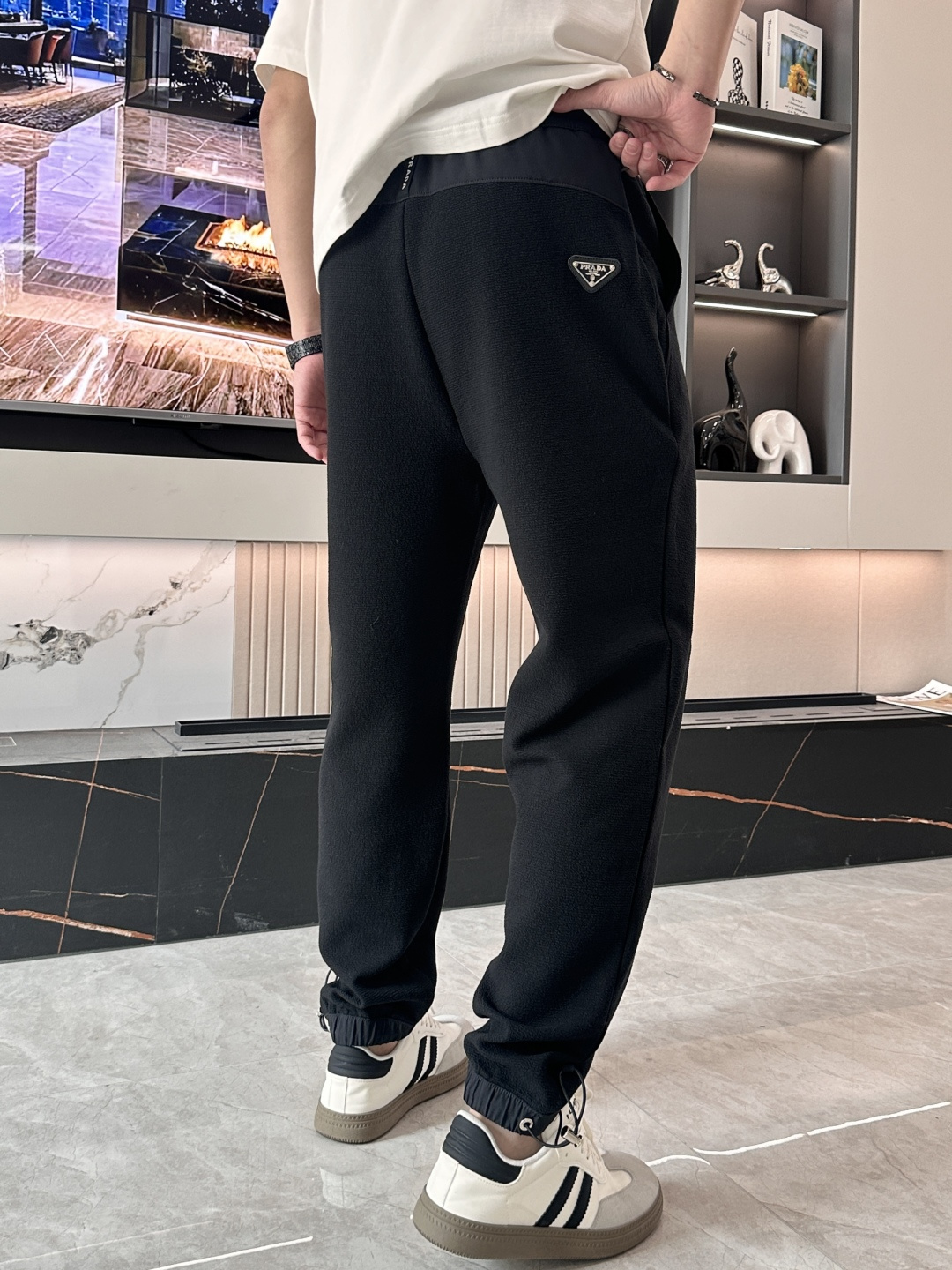 Prad 2026春夏新款铜氨丝莫代尔空气层休闲卫裤，裤身上刺绣标志性品牌标识，客供定制品牌刻印五金配件