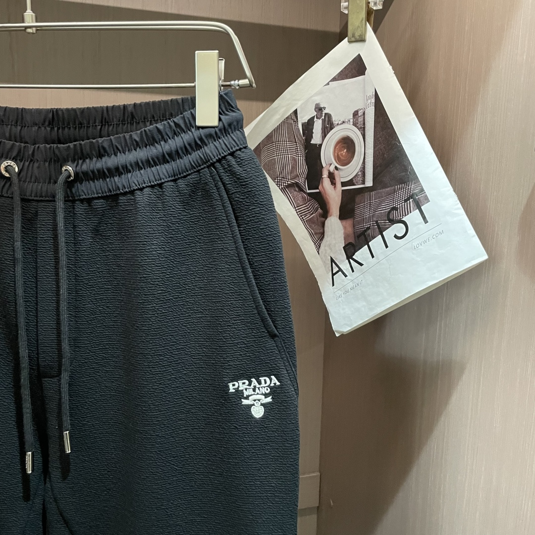 Prad 2026春夏新款铜氨丝莫代尔空气层休闲卫裤，裤身上刺绣标志性品牌标识，客供定制品牌刻印五金配件