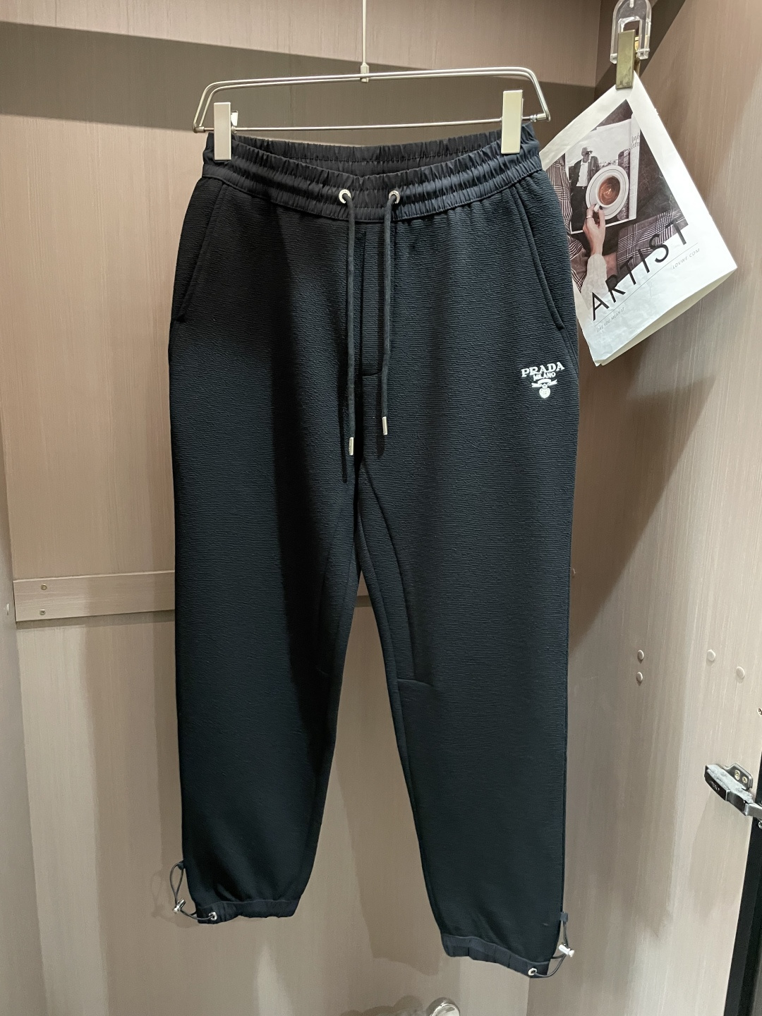 Prad 2026春夏新款铜氨丝莫代尔空气层休闲卫裤，裤身上刺绣标志性品牌标识，客供定制品牌刻印五金配件