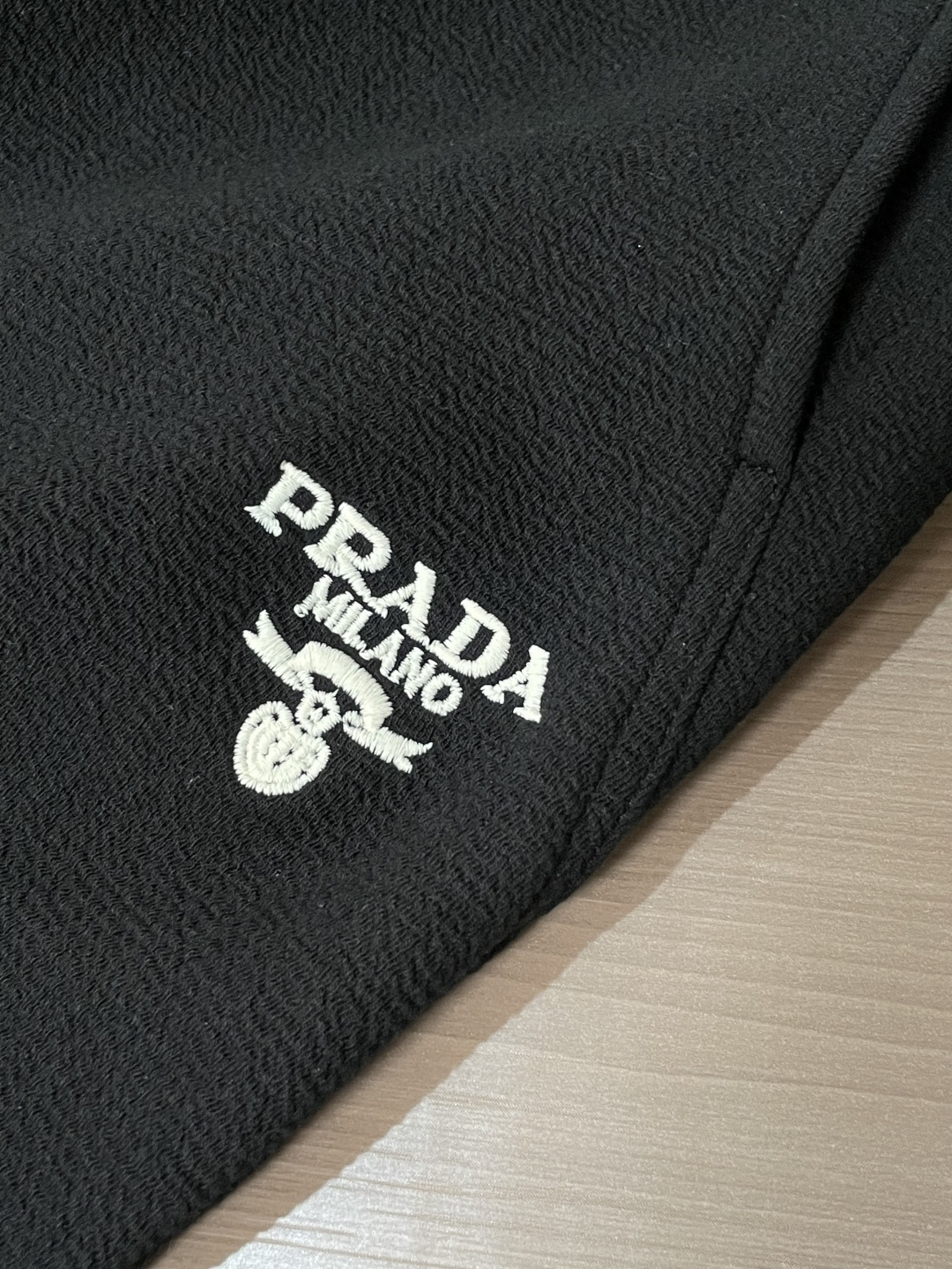 Prad 2026春夏新款铜氨丝莫代尔空气层休闲卫裤，裤身上刺绣标志性品牌标识，客供定制品牌刻印五金配件