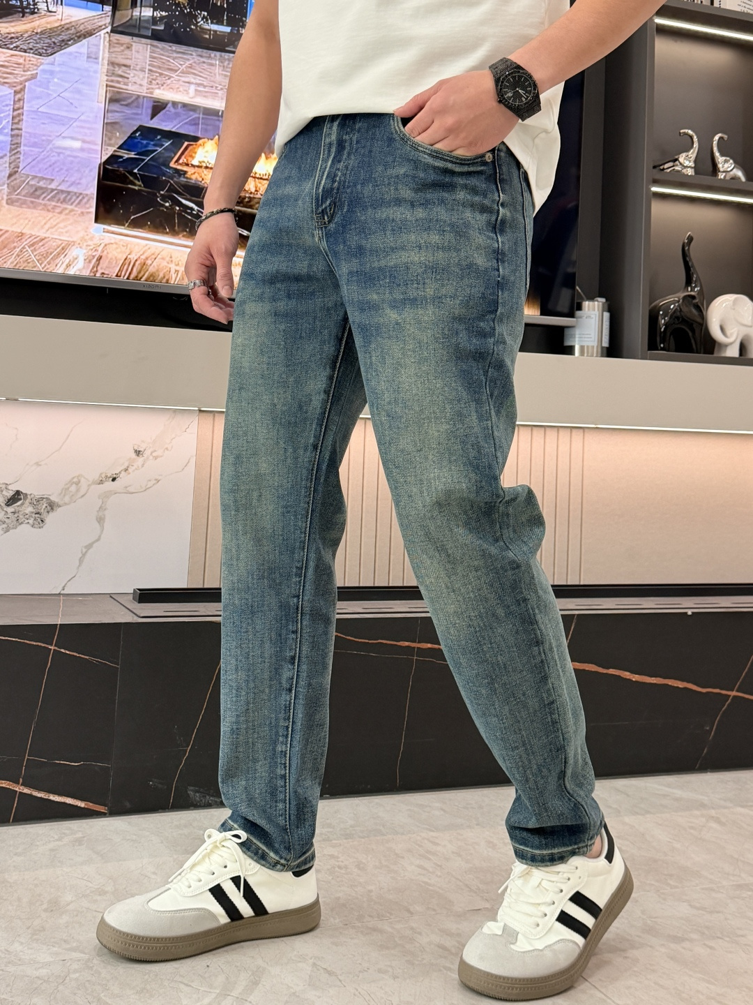 🌾范思哲专柜最新同款牛仔裤 面料版型做工绝绝子好穿不挑身材在搭配上没有太多的限制 随意简洁的衬托其他单品