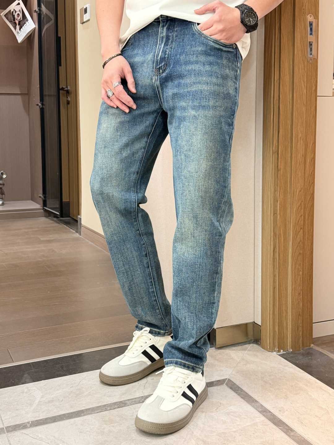 🌾范思哲专柜最新同款牛仔裤 面料版型做工绝绝子好穿不挑身材在搭配上没有太多的限制 随意简洁的衬托其他单品