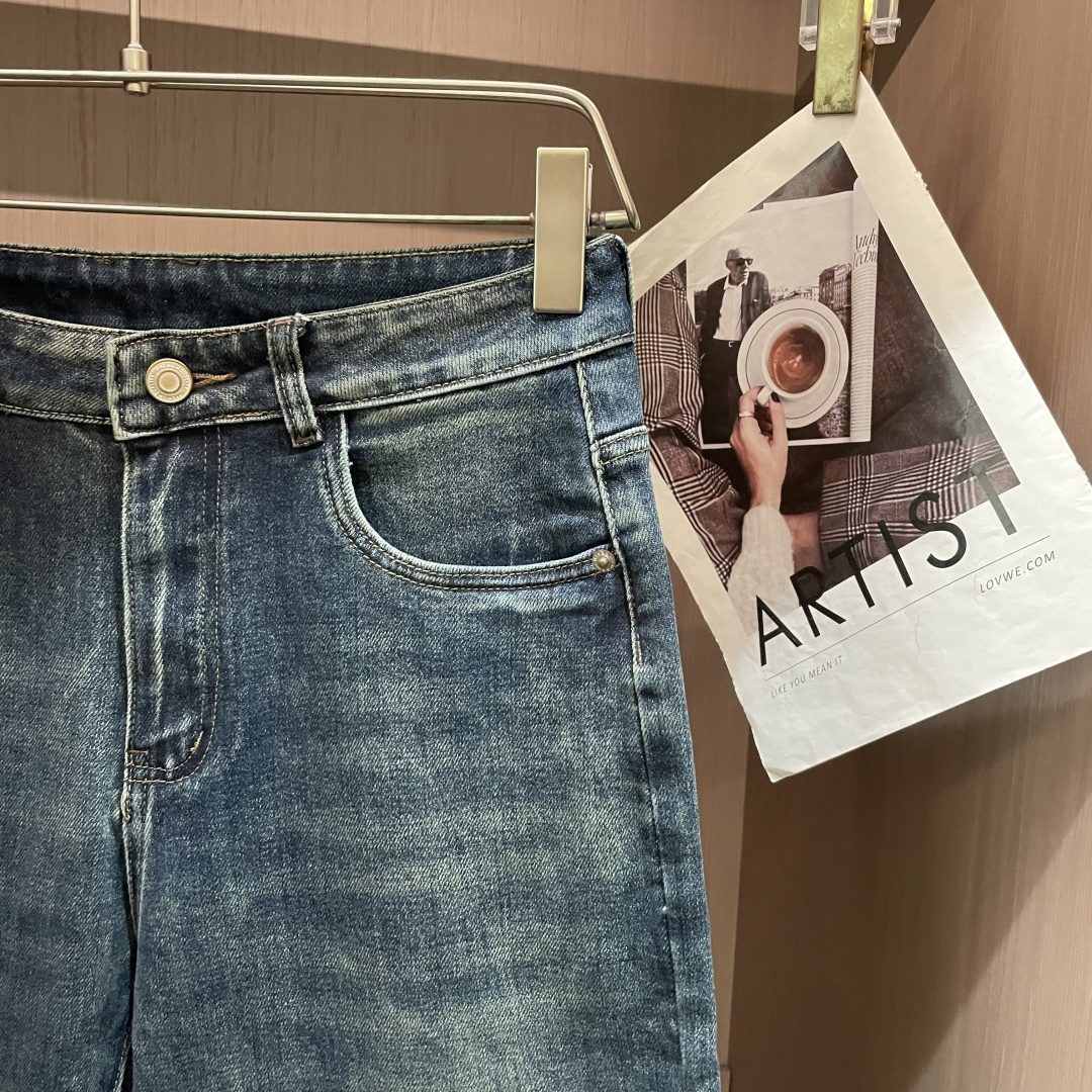 🌾范思哲专柜最新同款牛仔裤 面料版型做工绝绝子好穿不挑身材在搭配上没有太多的限制 随意简洁的衬托其他单品