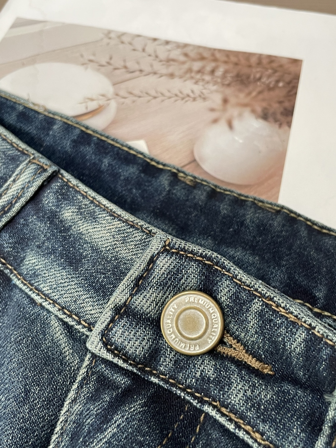 🌾范思哲专柜最新同款牛仔裤 面料版型做工绝绝子好穿不挑身材在搭配上没有太多的限制 随意简洁的衬托其他单品