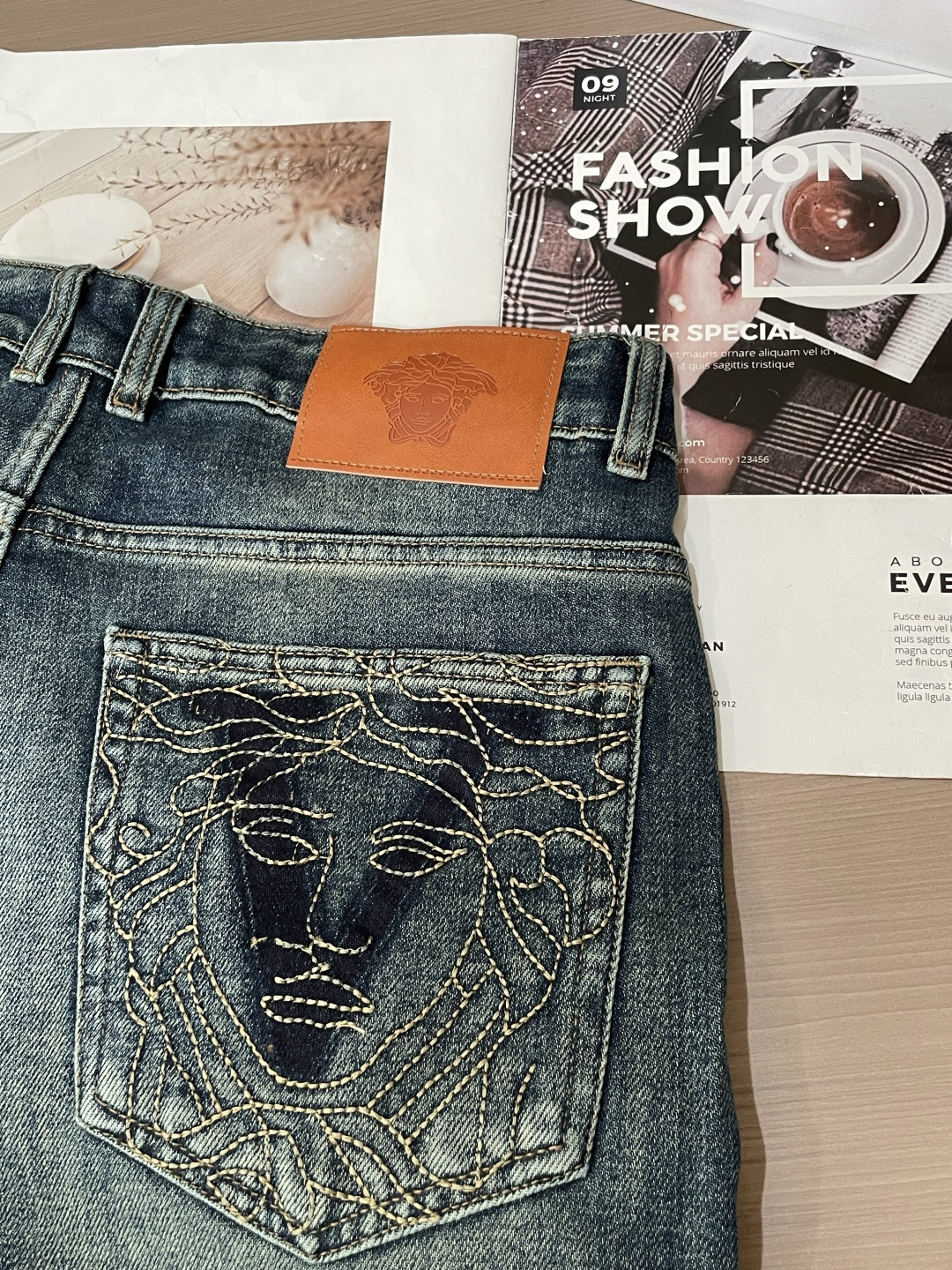 🌾范思哲专柜最新同款牛仔裤 面料版型做工绝绝子好穿不挑身材在搭配上没有太多的限制 随意简洁的衬托其他单品