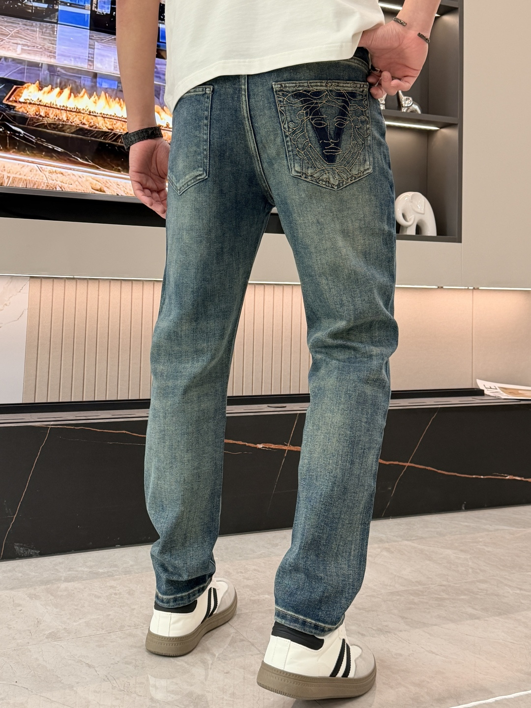 🌾范思哲专柜最新同款牛仔裤 面料版型做工绝绝子好穿不挑身材在搭配上没有太多的限制 随意简洁的衬托其他单品