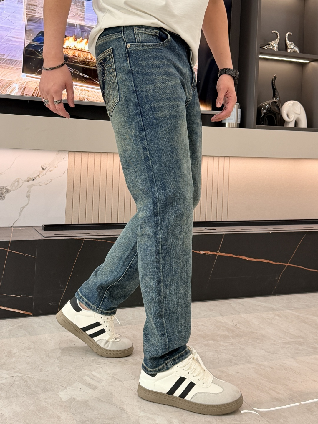 🌾范思哲专柜最新同款牛仔裤 面料版型做工绝绝子好穿不挑身材在搭配上没有太多的限制 随意简洁的衬托其他单品