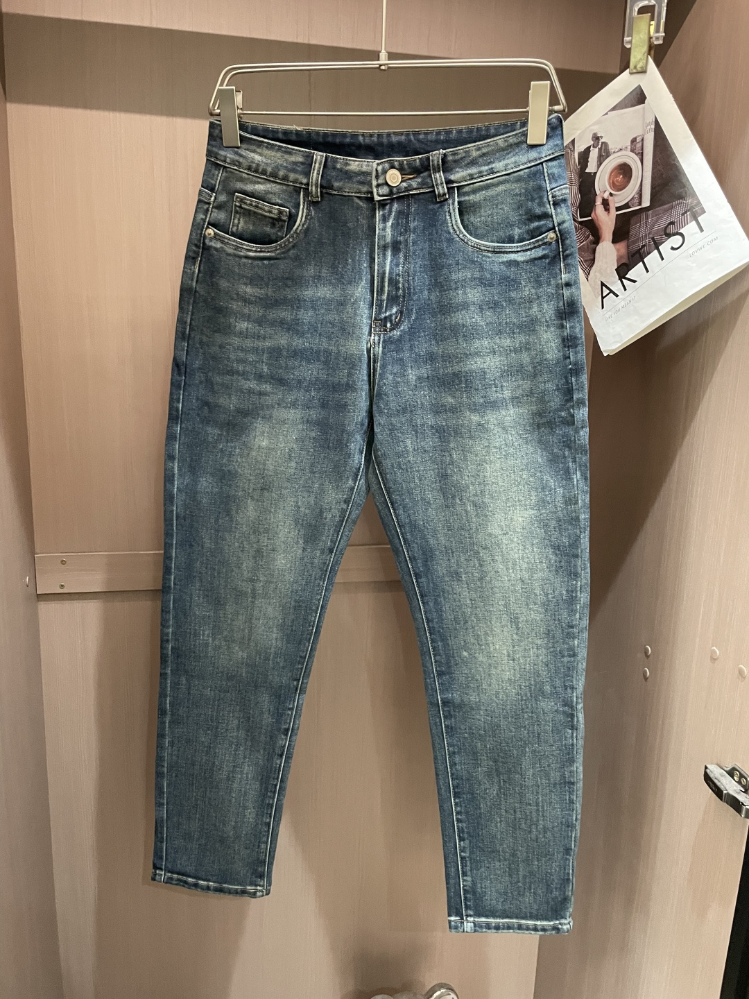 🌾范思哲专柜最新同款牛仔裤 面料版型做工绝绝子好穿不挑身材在搭配上没有太多的限制 随意简洁的衬托其他单品
