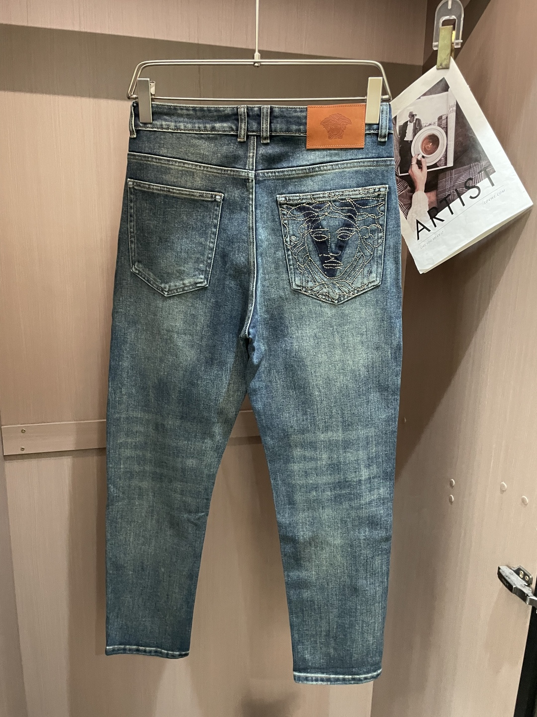🌾范思哲专柜最新同款牛仔裤 面料版型做工绝绝子好穿不挑身材在搭配上没有太多的限制 随意简洁的衬托其他单品