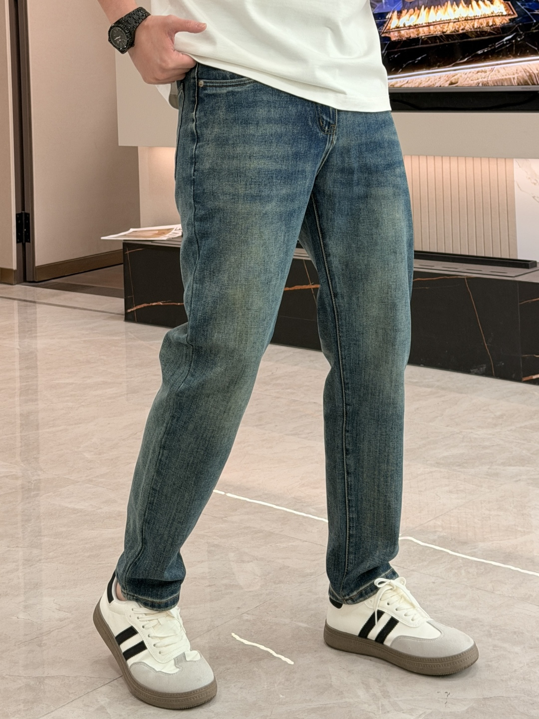 🌾范思哲专柜最新同款牛仔裤 面料版型做工绝绝子好穿不挑身材在搭配上没有太多的限制 随意简洁的衬托其他单品