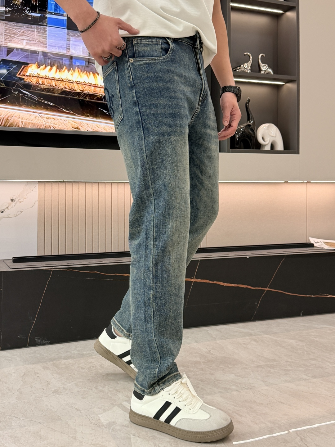 🌾Dior专柜最新同款牛仔裤 面料版型做工绝绝子好穿不挑身材在搭配上没有太多的限制 随意简洁的衬托其他单