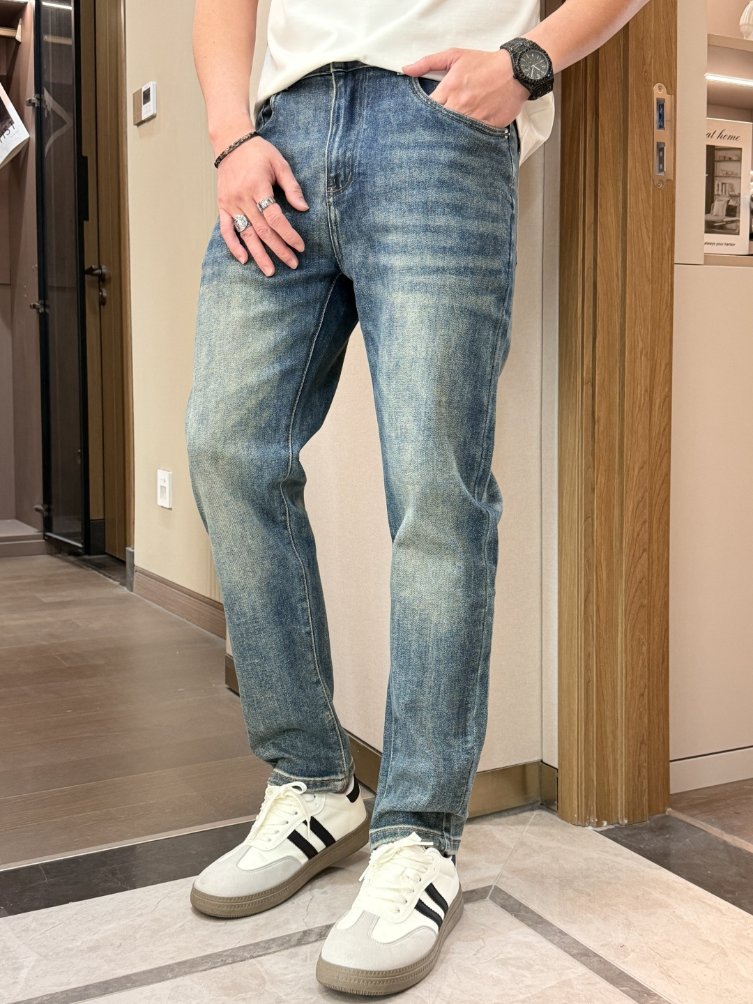 🌾Dior专柜最新同款牛仔裤 面料版型做工绝绝子好穿不挑身材在搭配上没有太多的限制 随意简洁的衬托其他单