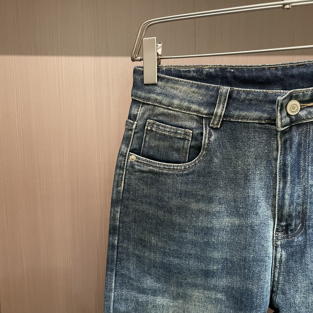 🌾Dior专柜最新同款牛仔裤 面料版型做工绝绝子好穿不挑身材在搭配上没有太多的限制 随意简洁的衬托其他单
