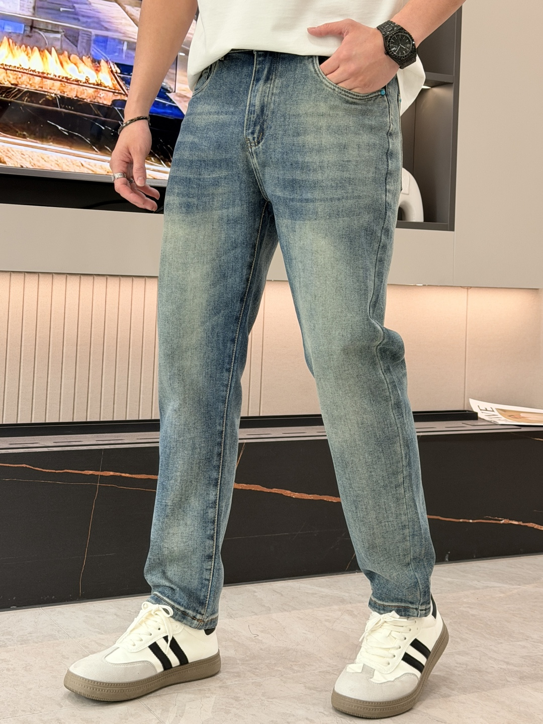 🌾Lv 专柜最新同款牛仔裤 面料版型做工绝绝子好穿不挑身材在搭配上没有太多的限制 随意简洁的衬托其他单品