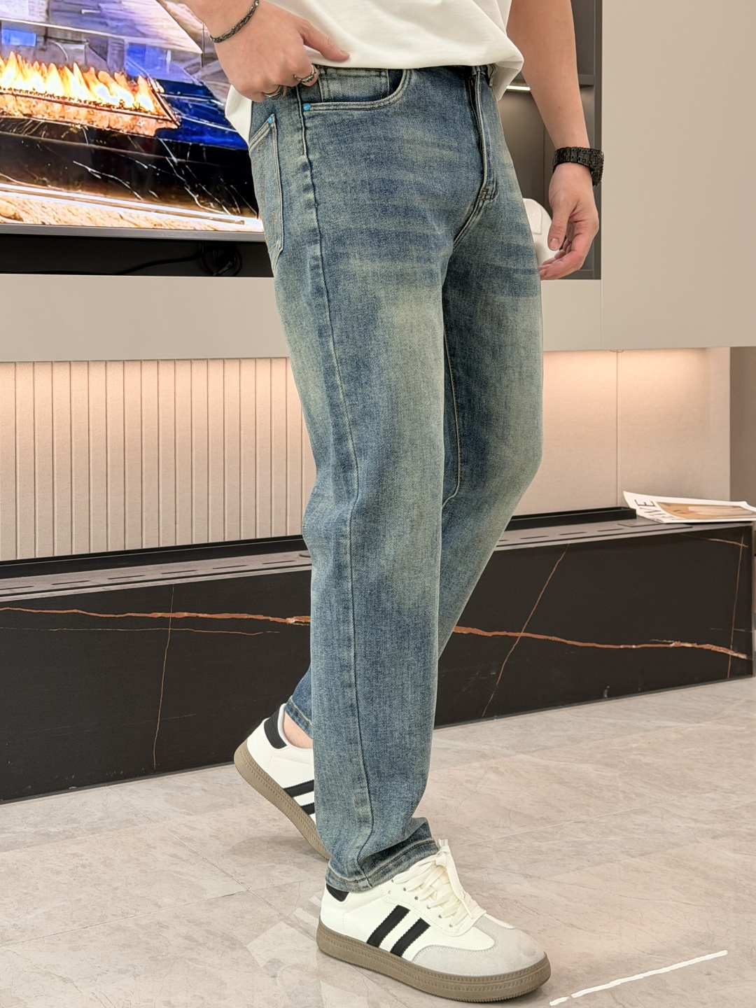 🌾Lv 专柜最新同款牛仔裤 面料版型做工绝绝子好穿不挑身材在搭配上没有太多的限制 随意简洁的衬托其他单品