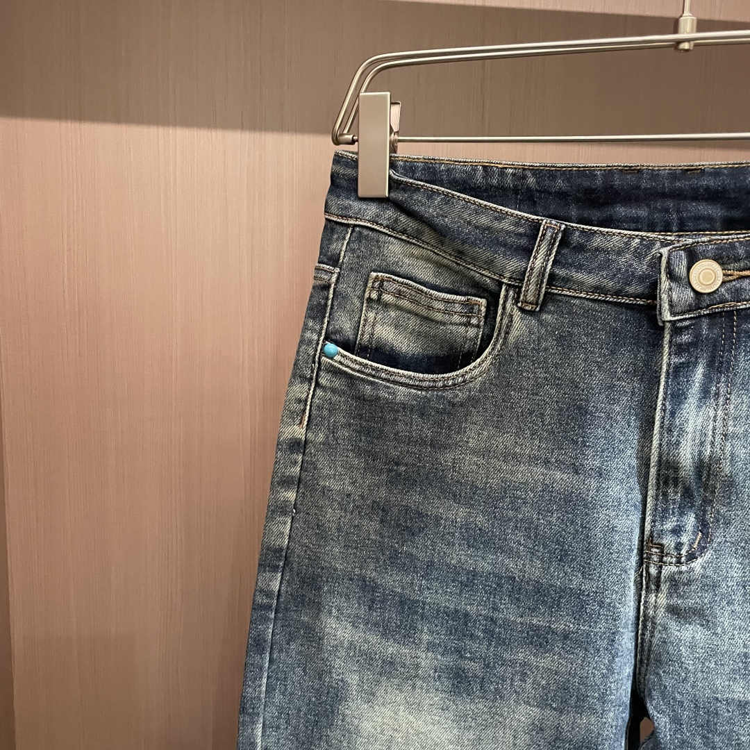 🌾Lv 专柜最新同款牛仔裤 面料版型做工绝绝子好穿不挑身材在搭配上没有太多的限制 随意简洁的衬托其他单品