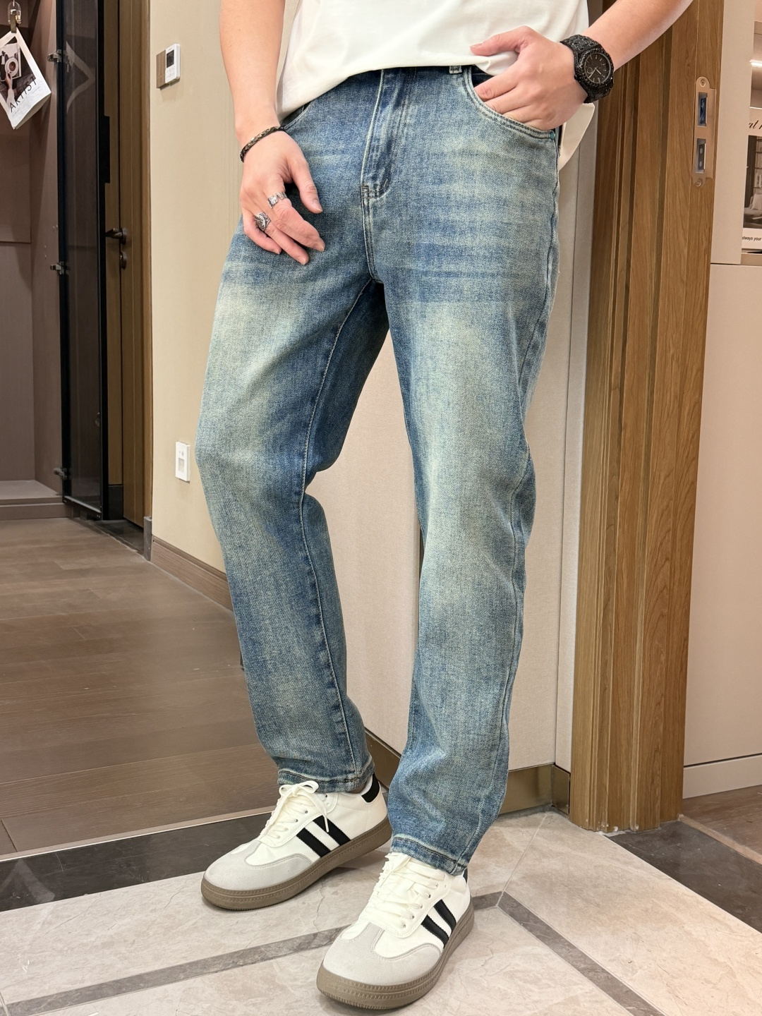 🌾Lv 专柜最新同款牛仔裤 面料版型做工绝绝子好穿不挑身材在搭配上没有太多的限制 随意简洁的衬托其他单品