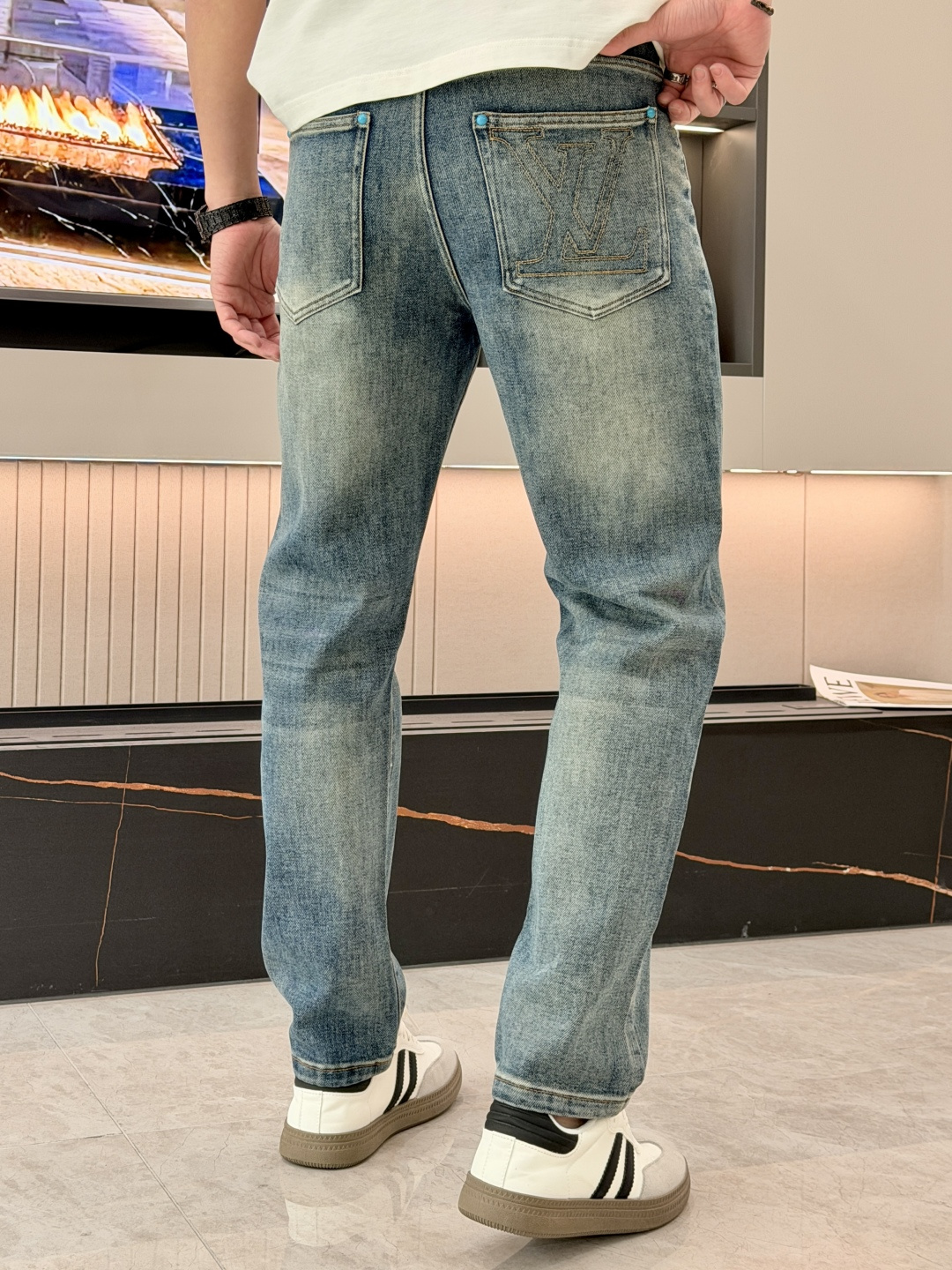 🌾Lv 专柜最新同款牛仔裤 面料版型做工绝绝子好穿不挑身材在搭配上没有太多的限制 随意简洁的衬托其他单品