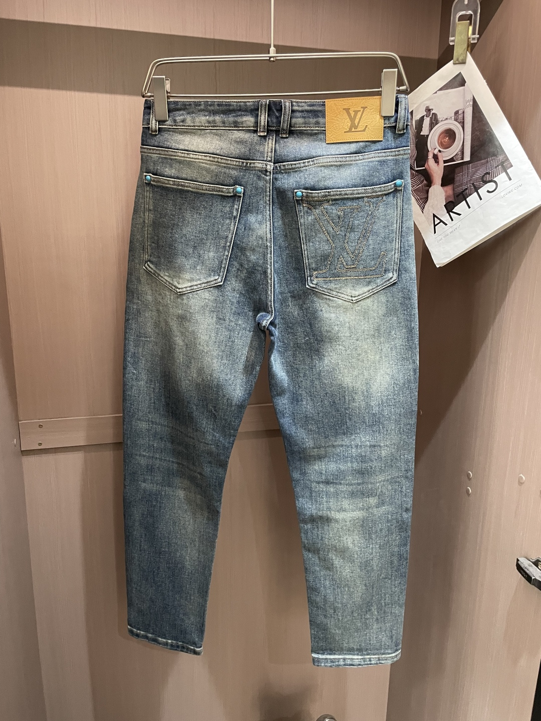 🌾Lv 专柜最新同款牛仔裤 面料版型做工绝绝子好穿不挑身材在搭配上没有太多的限制 随意简洁的衬托其他单品