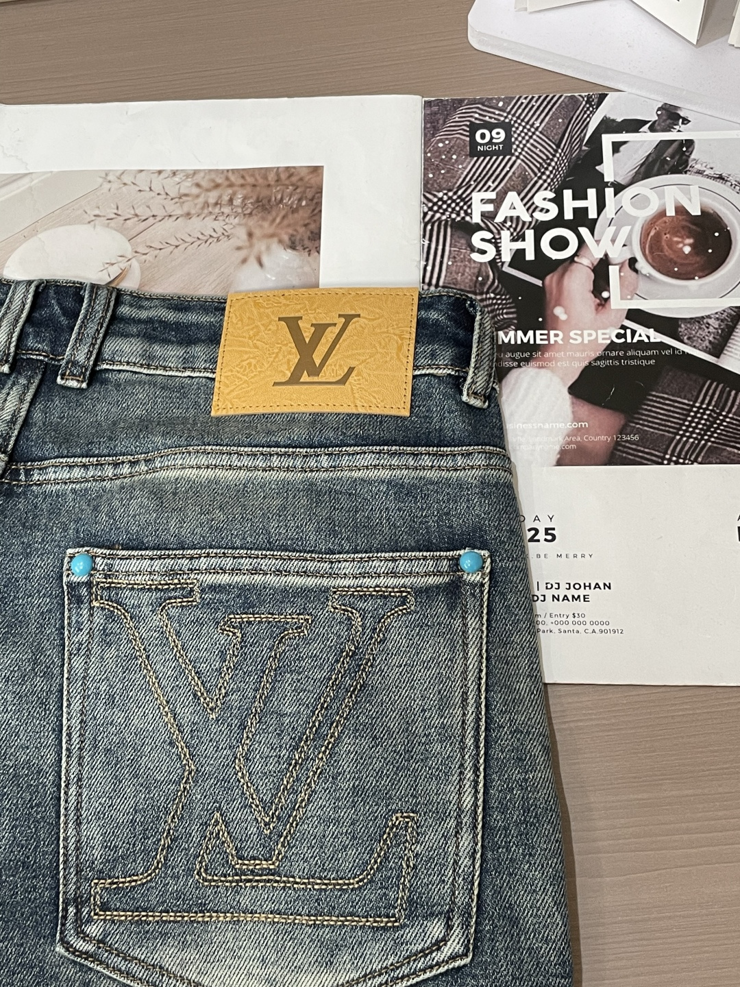 🌾Lv 专柜最新同款牛仔裤 面料版型做工绝绝子好穿不挑身材在搭配上没有太多的限制 随意简洁的衬托其他单品