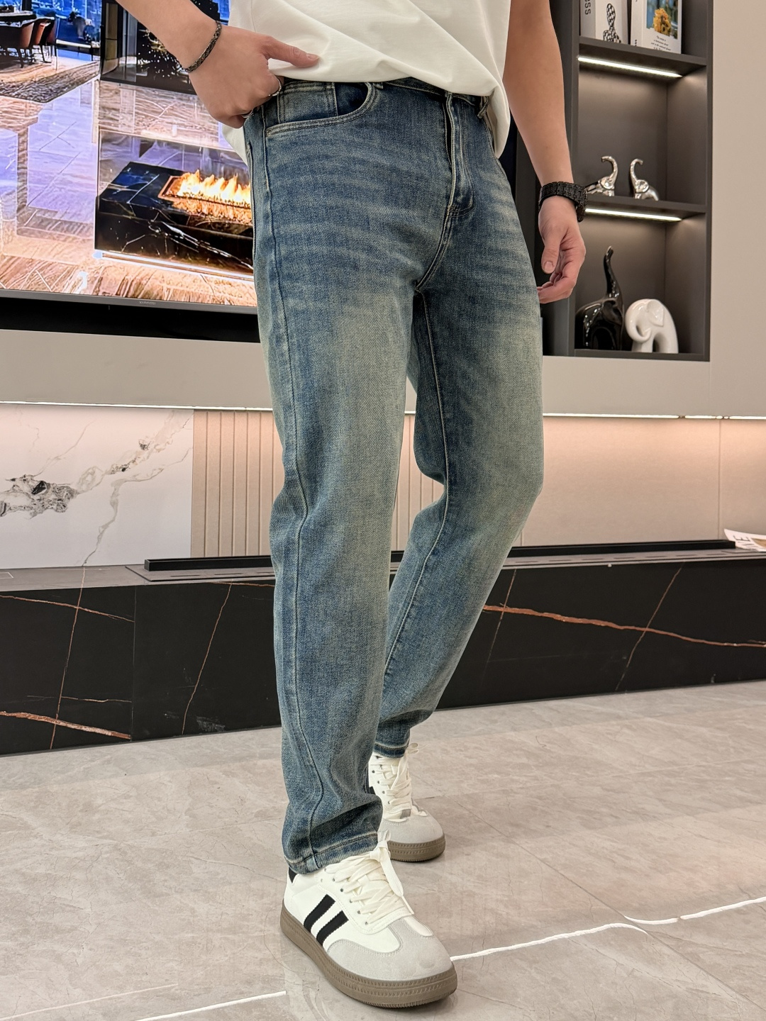 🌾圣罗兰专柜最新同款牛仔裤 面料版型做工绝绝子好穿不挑身材在搭配上没有太多的限制 随意简洁的衬托其他单品