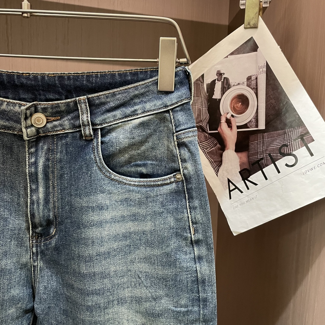 🌾圣罗兰专柜最新同款牛仔裤 面料版型做工绝绝子好穿不挑身材在搭配上没有太多的限制 随意简洁的衬托其他单品