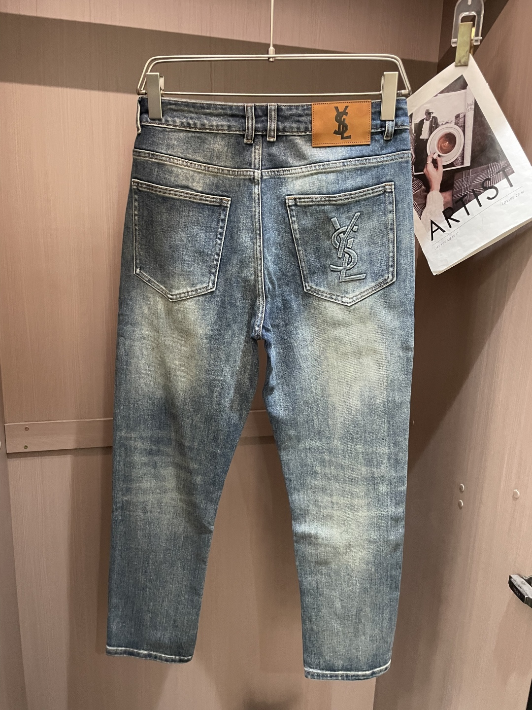 🌾圣罗兰专柜最新同款牛仔裤 面料版型做工绝绝子好穿不挑身材在搭配上没有太多的限制 随意简洁的衬托其他单品