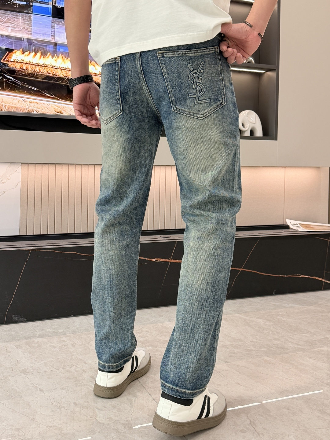 🌾圣罗兰专柜最新同款牛仔裤 面料版型做工绝绝子好穿不挑身材在搭配上没有太多的限制 随意简洁的衬托其他单品