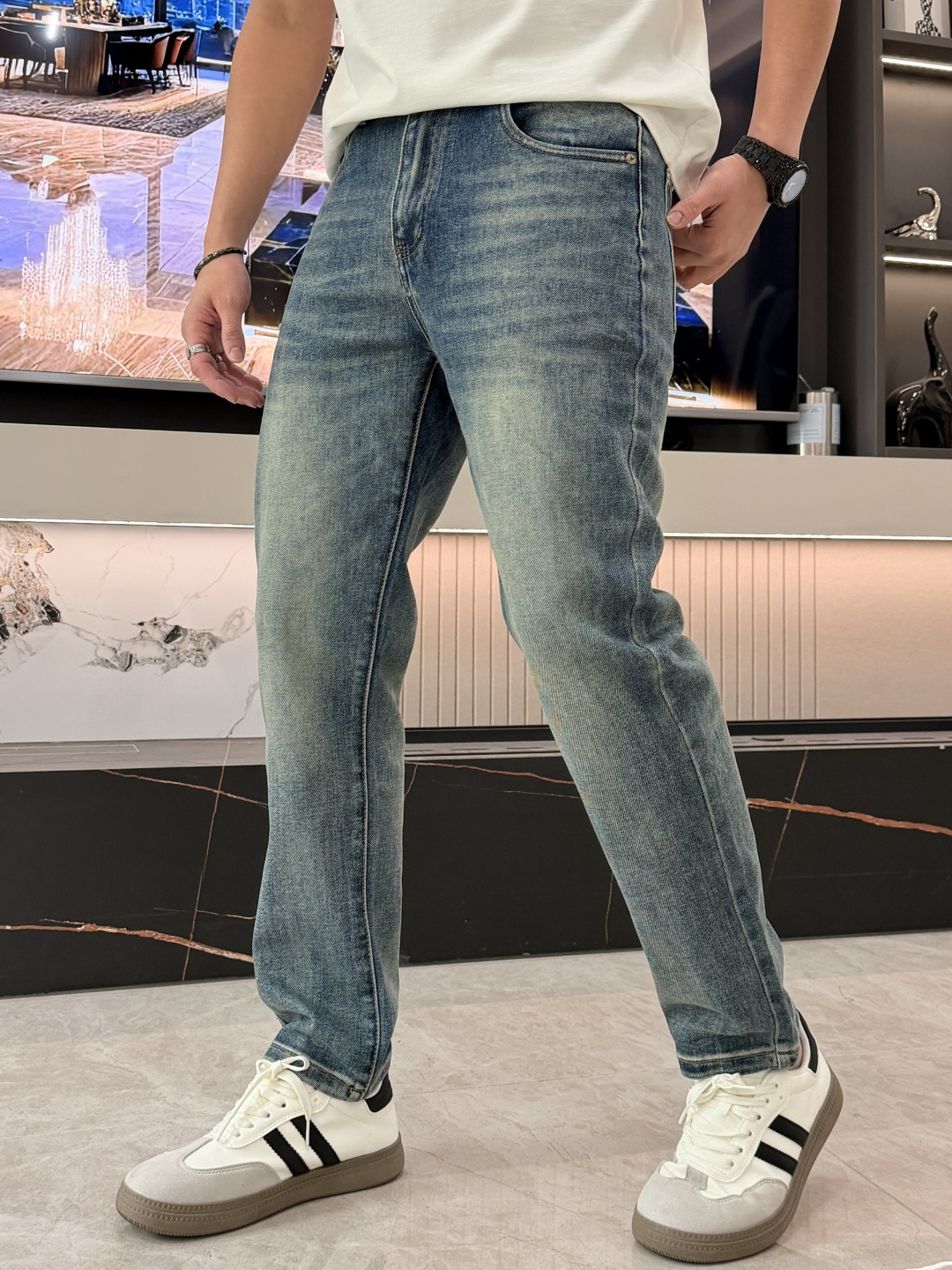 🌾圣罗兰专柜最新同款牛仔裤 面料版型做工绝绝子好穿不挑身材在搭配上没有太多的限制 随意简洁的衬托其他单品