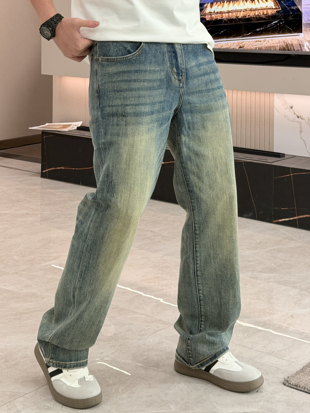 🌾FD专柜最新同款牛仔裤 面料版型做工绝绝子好穿不挑身材在搭配上没有太多的限制 随意简洁的衬托其他单品，