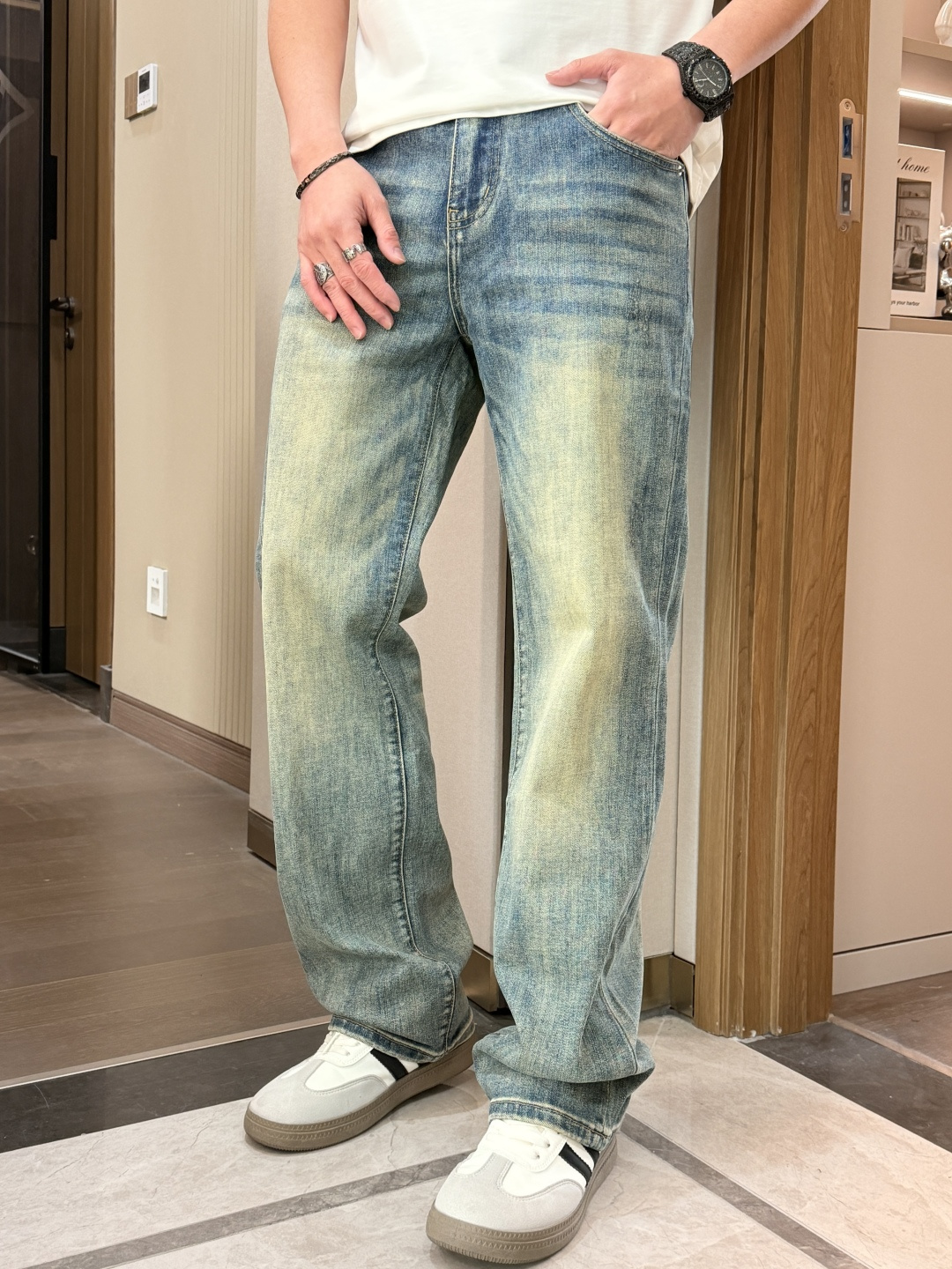 🌾FD专柜最新同款牛仔裤 面料版型做工绝绝子好穿不挑身材在搭配上没有太多的限制 随意简洁的衬托其他单品，