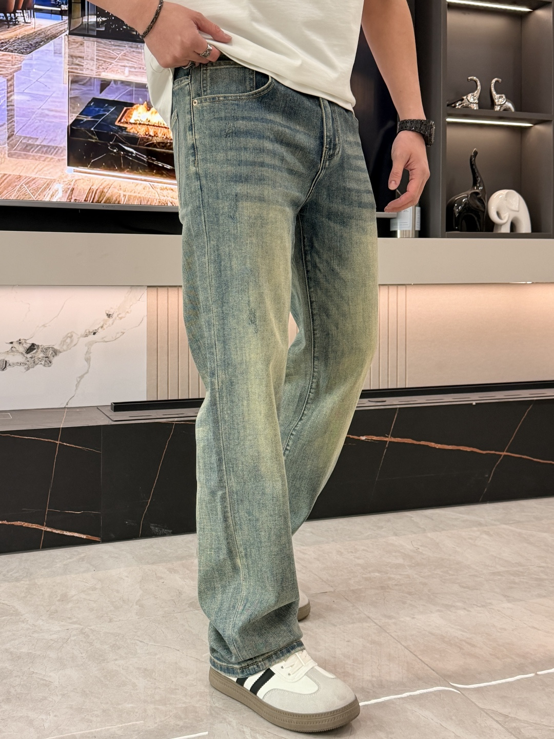 🌾FD专柜最新同款牛仔裤 面料版型做工绝绝子好穿不挑身材在搭配上没有太多的限制 随意简洁的衬托其他单品，