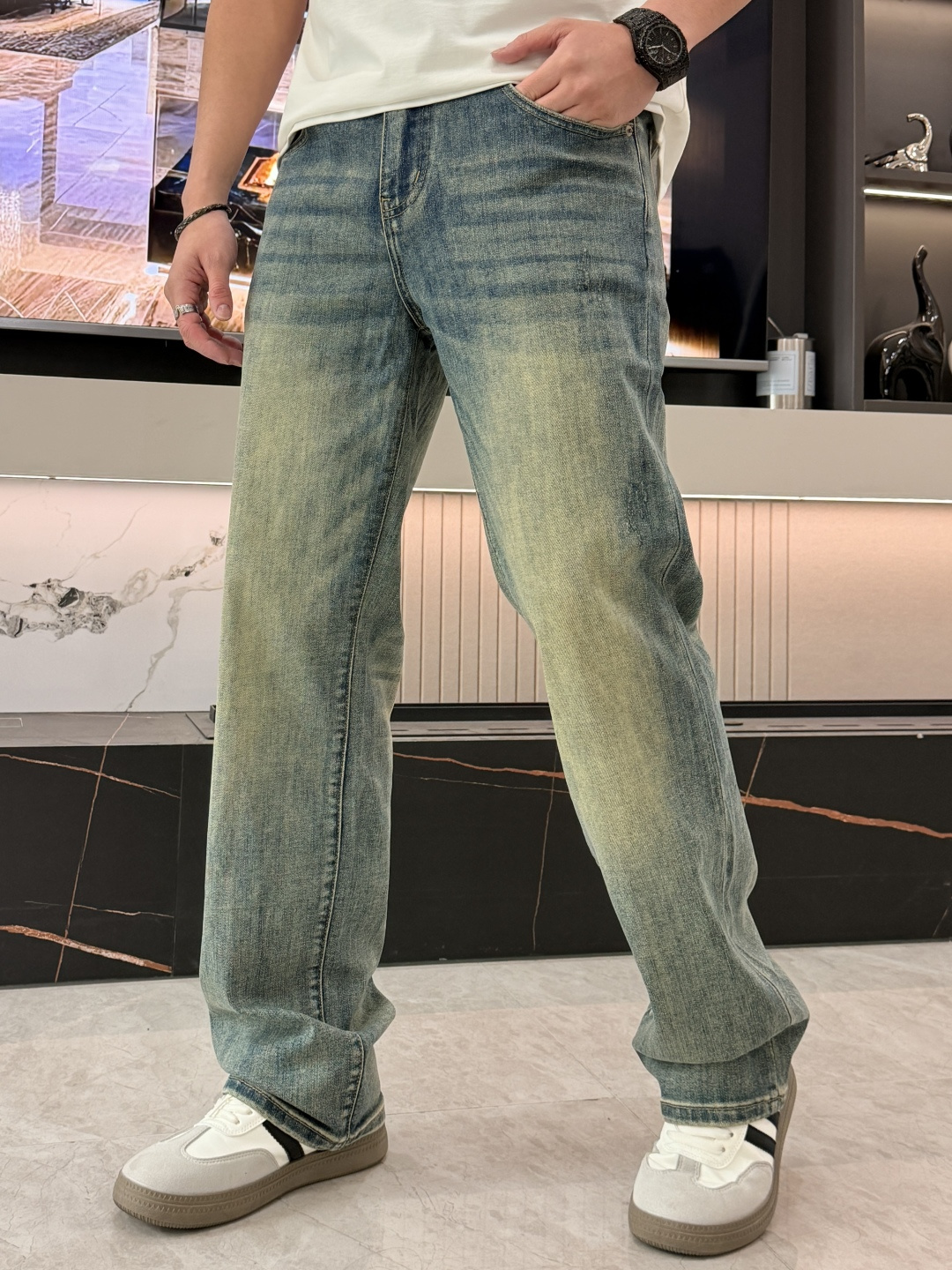 🌾FD专柜最新同款牛仔裤 面料版型做工绝绝子好穿不挑身材在搭配上没有太多的限制 随意简洁的衬托其他单品，