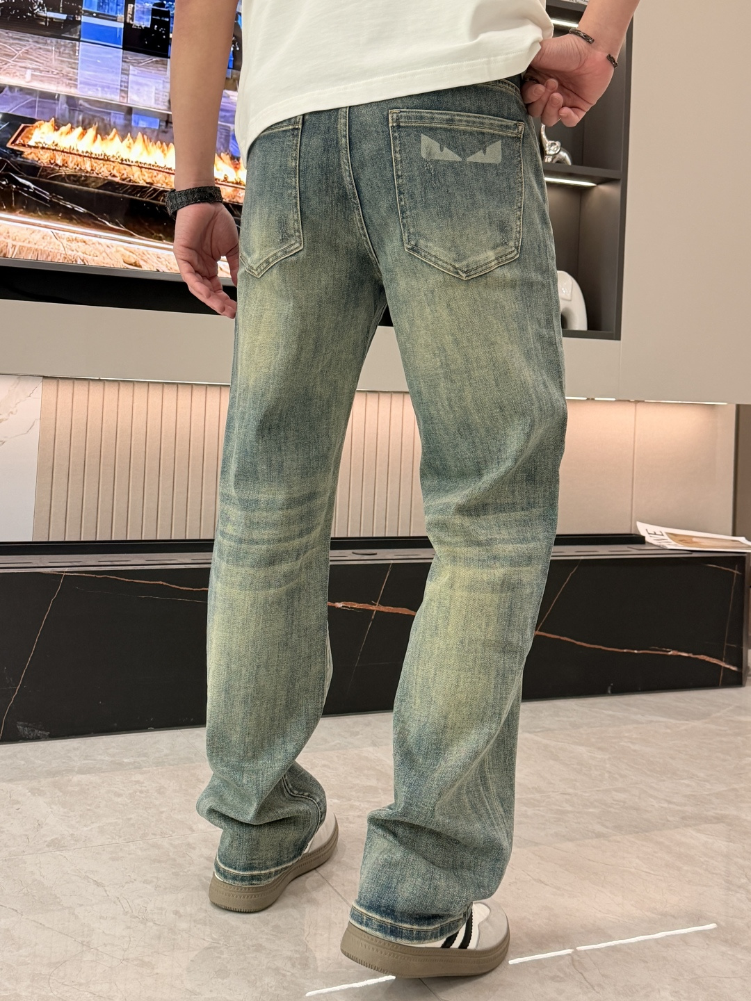 🌾FD专柜最新同款牛仔裤 面料版型做工绝绝子好穿不挑身材在搭配上没有太多的限制 随意简洁的衬托其他单品，