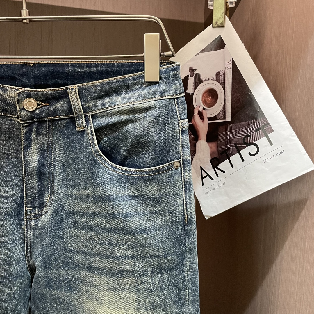 🌾FD专柜最新同款牛仔裤 面料版型做工绝绝子好穿不挑身材在搭配上没有太多的限制 随意简洁的衬托其他单品，