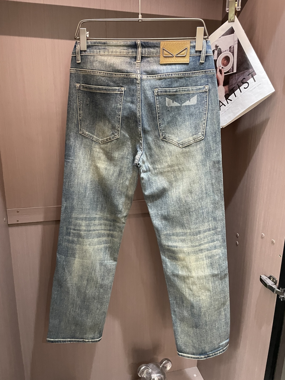 🌾FD专柜最新同款牛仔裤 面料版型做工绝绝子好穿不挑身材在搭配上没有太多的限制 随意简洁的衬托其他单品，