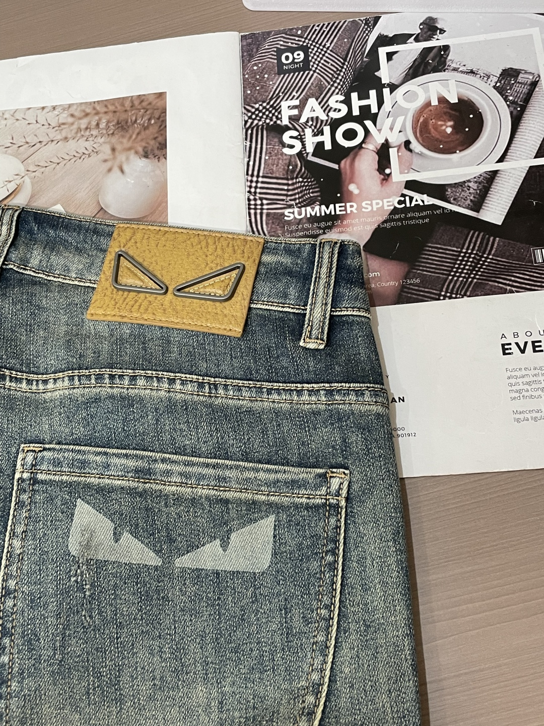 🌾FD专柜最新同款牛仔裤 面料版型做工绝绝子好穿不挑身材在搭配上没有太多的限制 随意简洁的衬托其他单品，