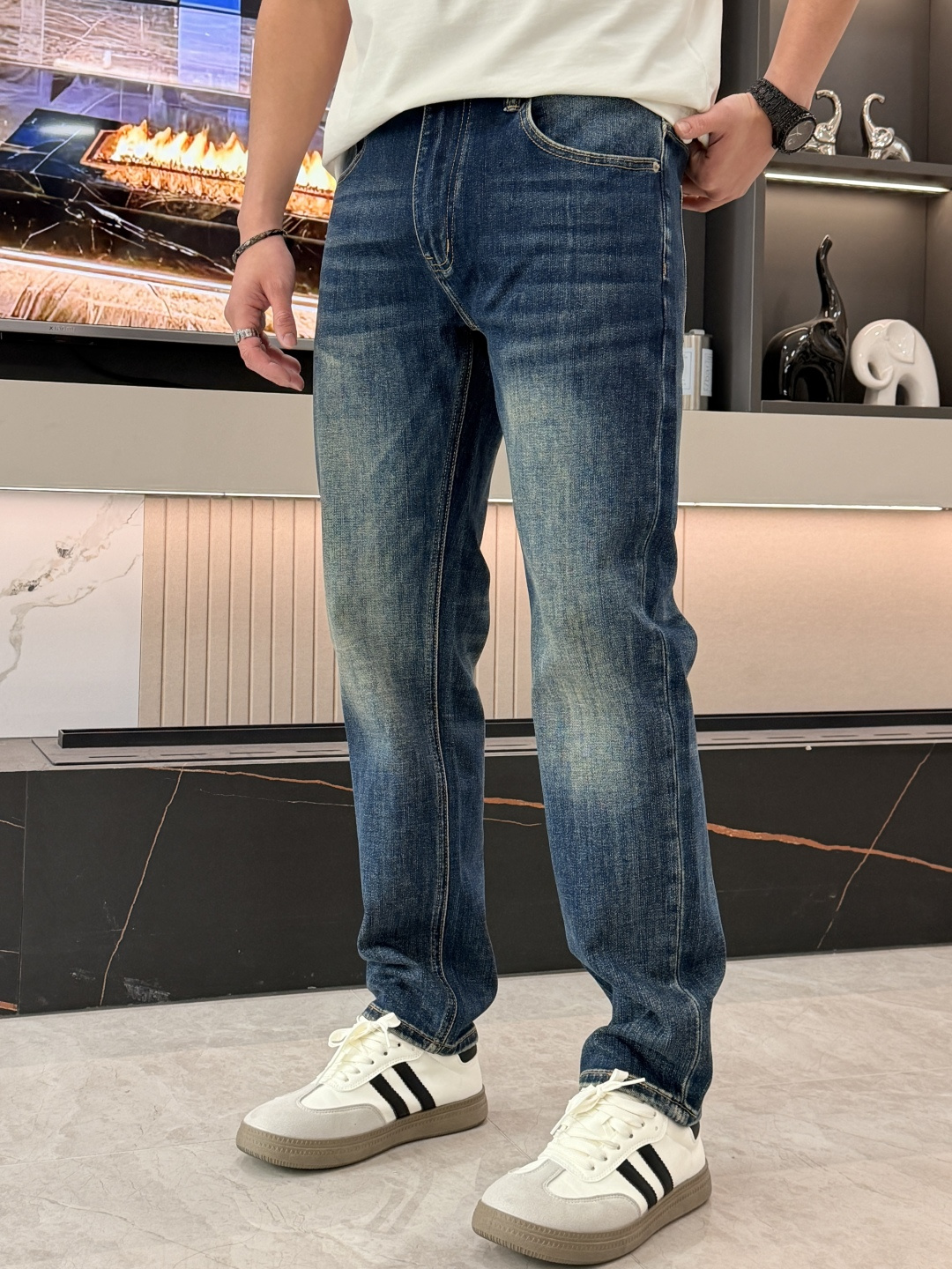 🌾Loewe专柜最新同款牛仔裤 面料版型做工绝绝子好穿不挑身材在搭配上没有太多的限制 随意简洁的衬托其他