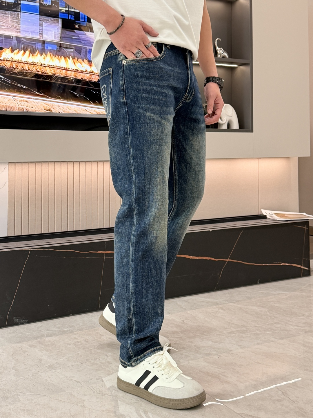 🌾Loewe专柜最新同款牛仔裤 面料版型做工绝绝子好穿不挑身材在搭配上没有太多的限制 随意简洁的衬托其他