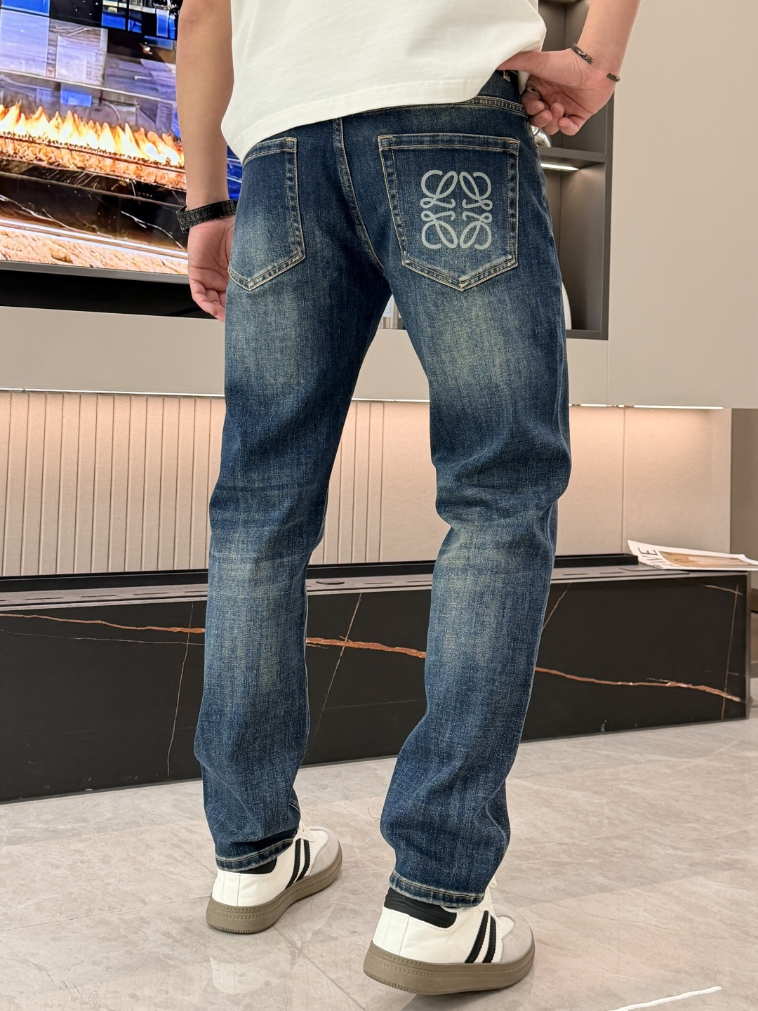 🌾Loewe专柜最新同款牛仔裤 面料版型做工绝绝子好穿不挑身材在搭配上没有太多的限制 随意简洁的衬托其他