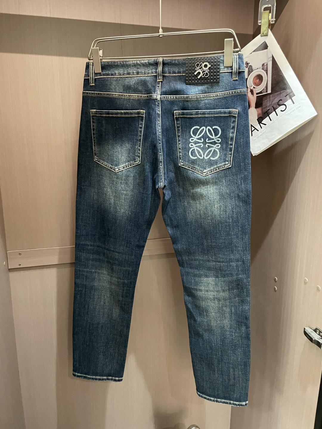 🌾Loewe专柜最新同款牛仔裤 面料版型做工绝绝子好穿不挑身材在搭配上没有太多的限制 随意简洁的衬托其他