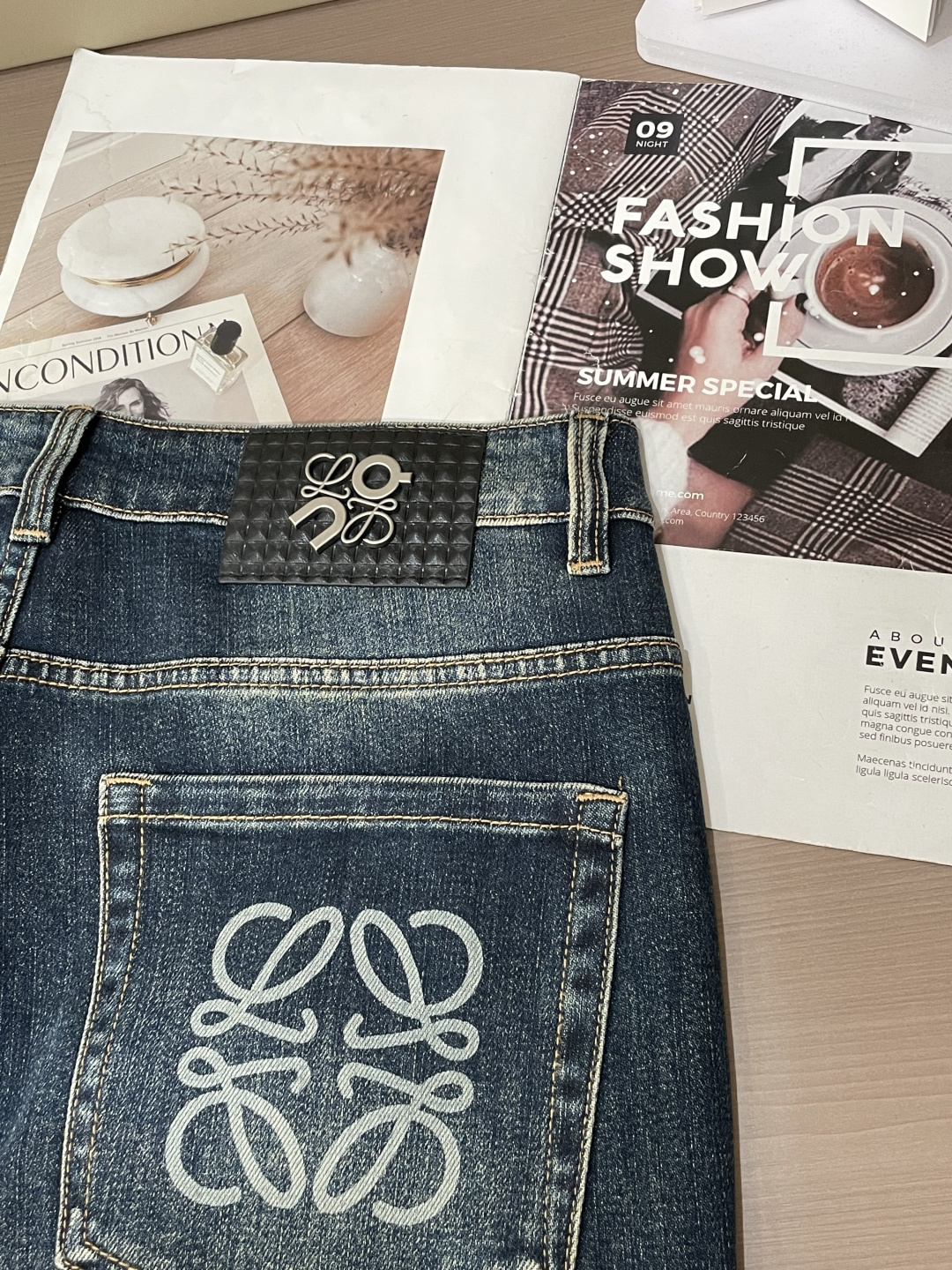 🌾Loewe专柜最新同款牛仔裤 面料版型做工绝绝子好穿不挑身材在搭配上没有太多的限制 随意简洁的衬托其他