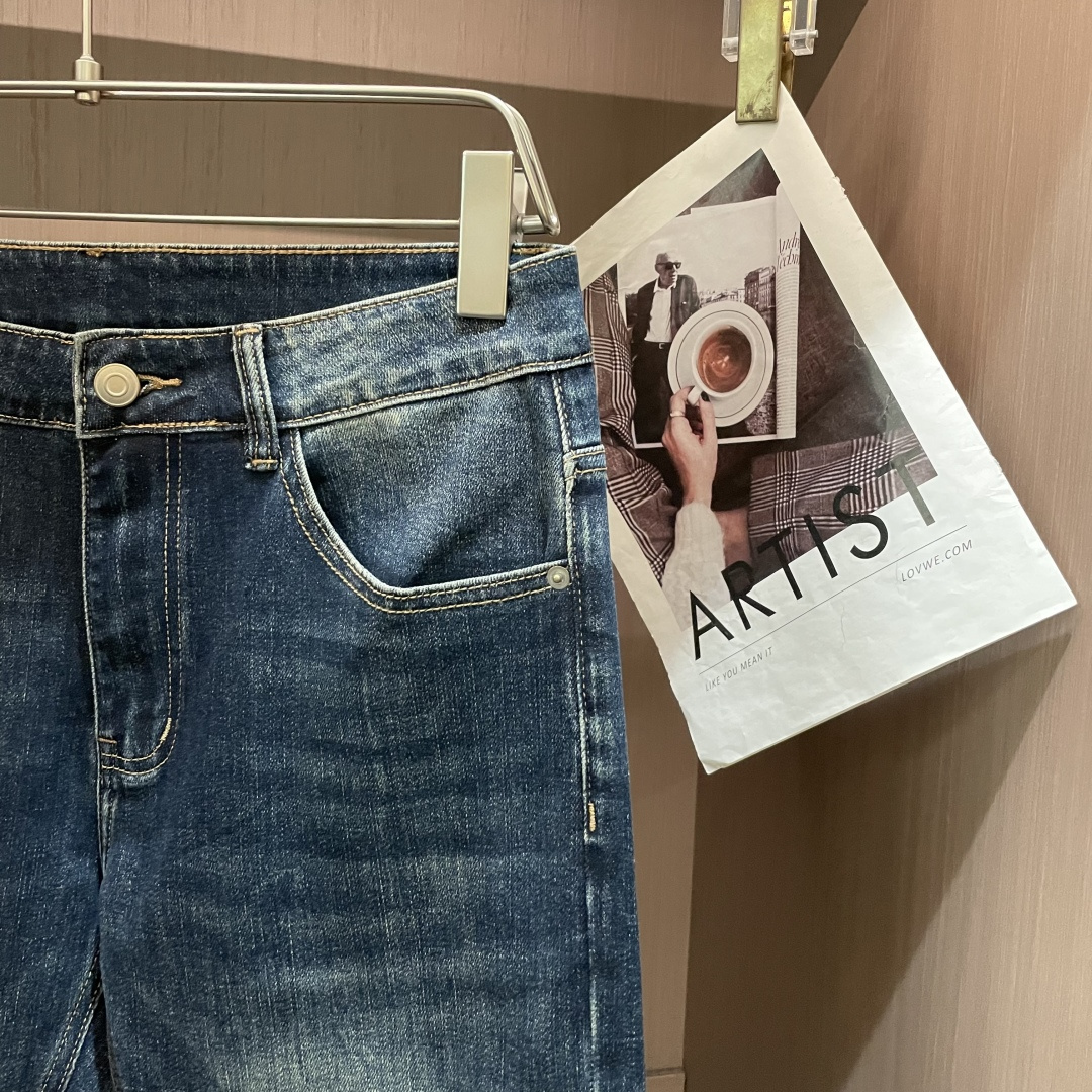 🌾Loewe专柜最新同款牛仔裤 面料版型做工绝绝子好穿不挑身材在搭配上没有太多的限制 随意简洁的衬托其他