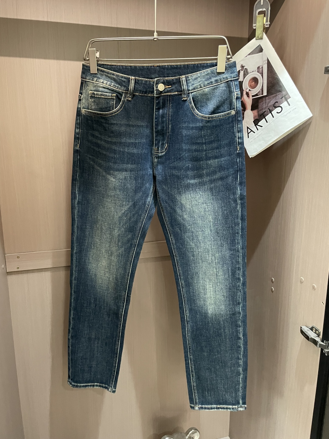 🌾Loewe专柜最新同款牛仔裤 面料版型做工绝绝子好穿不挑身材在搭配上没有太多的限制 随意简洁的衬托其他