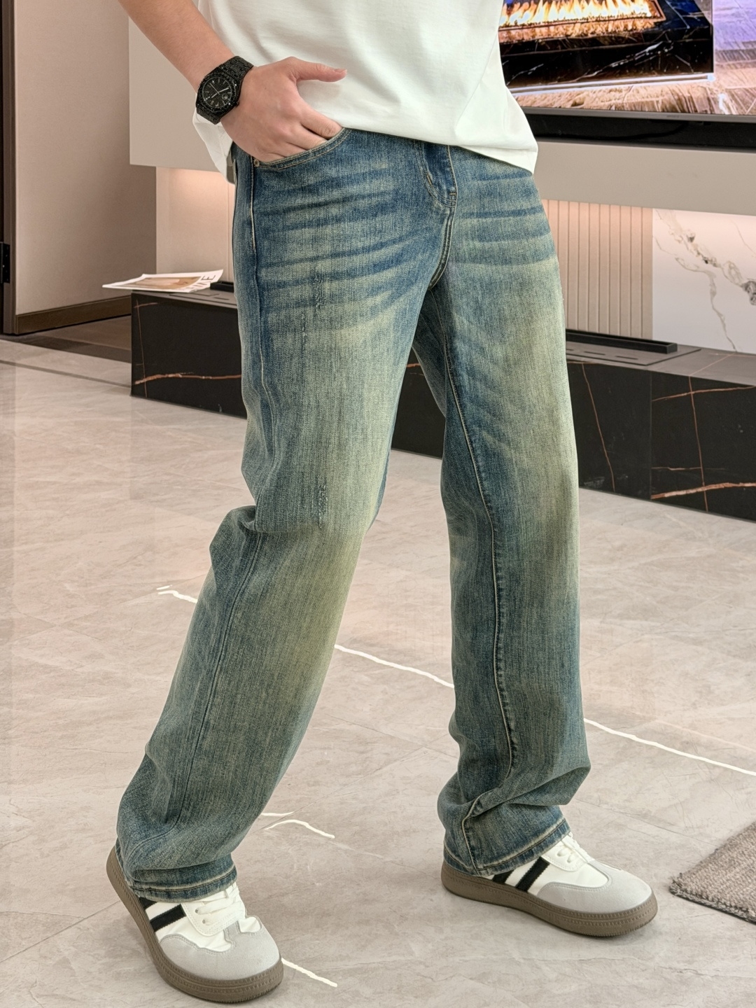 🌾FD专柜最新同款牛仔裤 面料版型做工绝绝子好穿不挑身材在搭配上没有太多的限制 随意简洁的衬托其他单品，